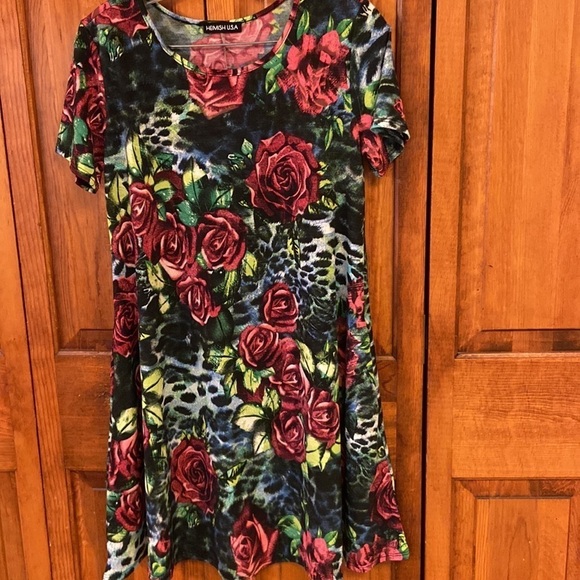 Heimish U.S.A. Dresses & Skirts - Heimish USA Floral Shortsleeved Swing Casual Dress With Pockets NWT